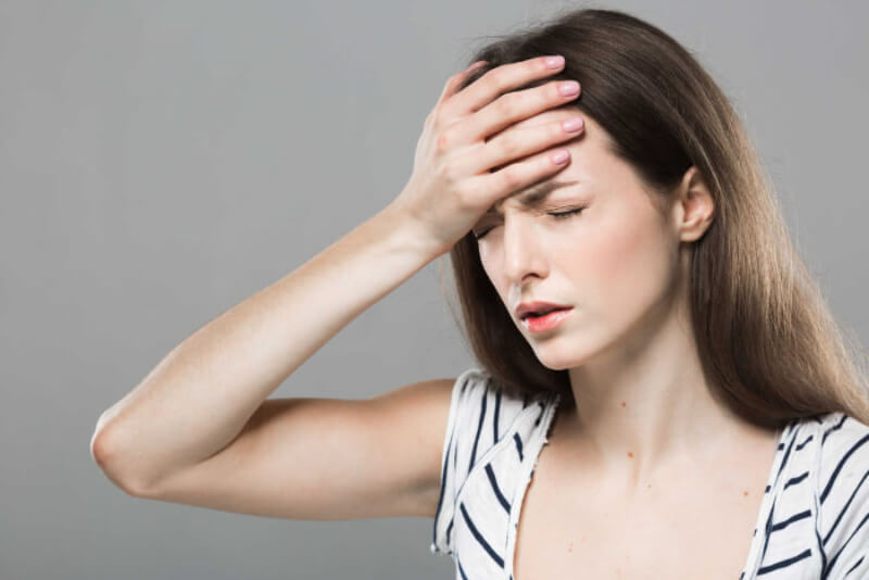 Thiếu máu não thường xuất hiện các cơn đau đầu, hoa mắt